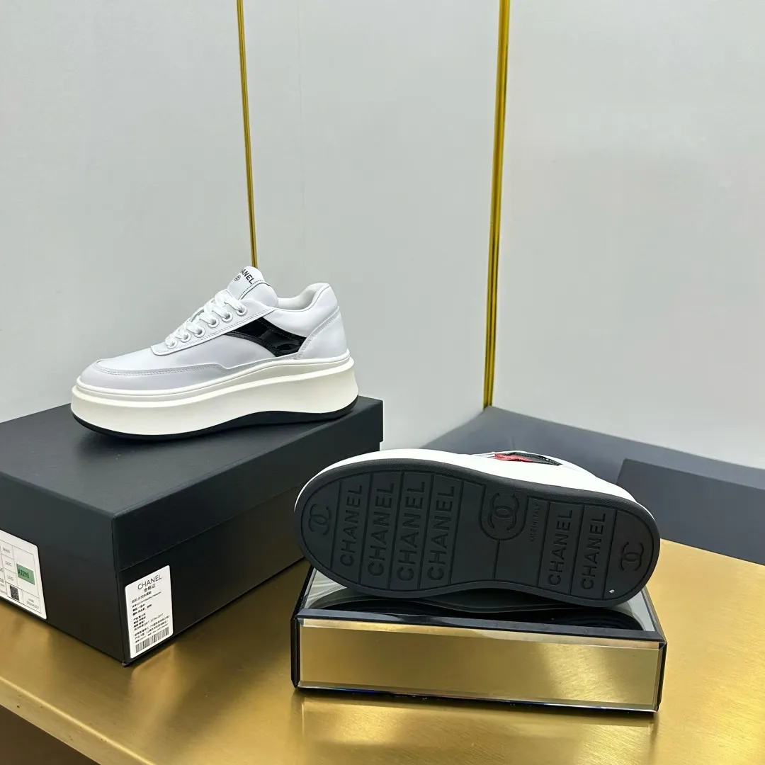 👟👟Ex-factory price 600👟👟 Upgraded version, upgraded version, upgraded version! No rebuttal accepted! ! ! ! Chanel Chanel panda shoes! 2025 counter's top casual sports shoes. This classic design; the upper is electro-embroidered with a variety of techniques; the outsole is fashionable and sporty; the unusual inclusion of a variety of color matching elements... The diversified mix and match is very good-looking and versatile, and can be used for leisure, fashion, sports, and outdoor... ꫛꫀꪝ Go➫ Materials: ❶Upper made of: original imported first-layer silk cowhide + original waterproof cloth + original first-layer cowhide ❷Inner lining: Original Yangli+Net ❸Outsole based on: Original TPU combination outsole Counter boutique packaging complete set for women 35–41 👉 👉